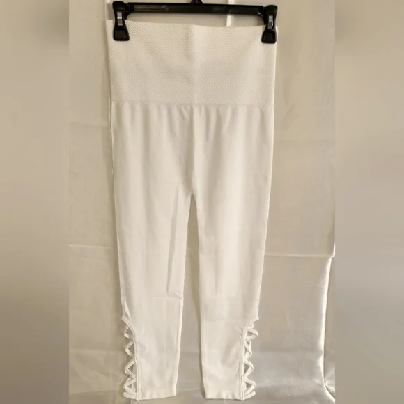 NWT ZENANA OUTFITTERS White control top capri style leggings size L/XL - Picture 6 of 6
